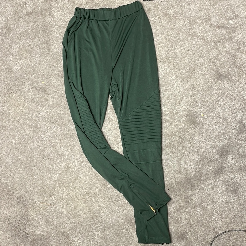Olive green leggings. Not sure on the name brand. Size M